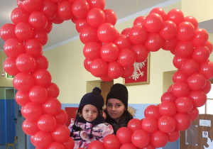 rodzina w sercu z czerwonych balonów